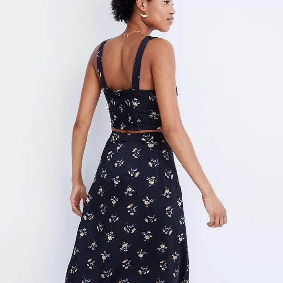 Button-Wrap Crop Tank in Marseille Daisies - Picture 9 of 9